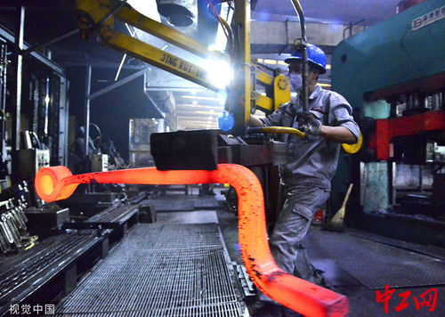 湖北十堰汽車產(chǎn)業(yè)工人 高溫下的堅守與奮斗